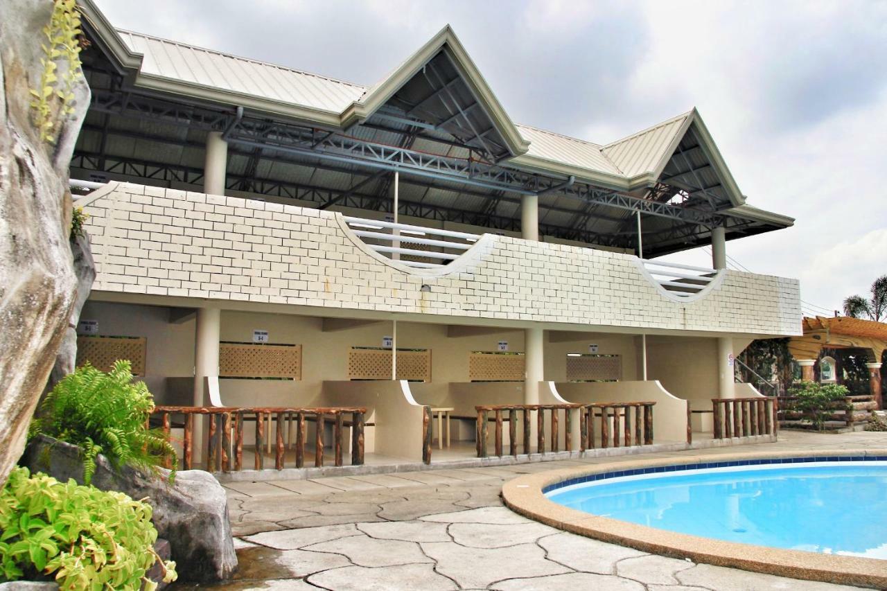 Klir Waterpark Resort And Hotels Guiguinto Exterior photo